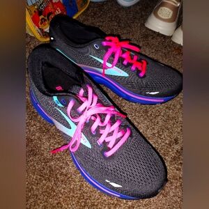 Woman's brooks ghost size 10